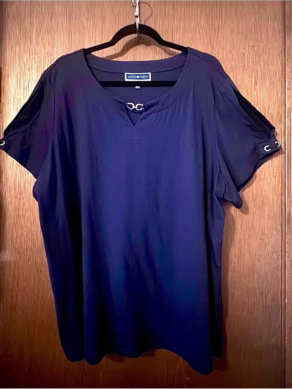 3xWomen’s Navy Top with Silver Link Detail at Neck & Sleeve